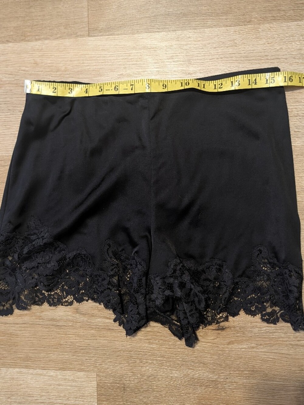 ALC Pipa Lace Trimmed Shorts in Black sz MED - Picture 13 of 16